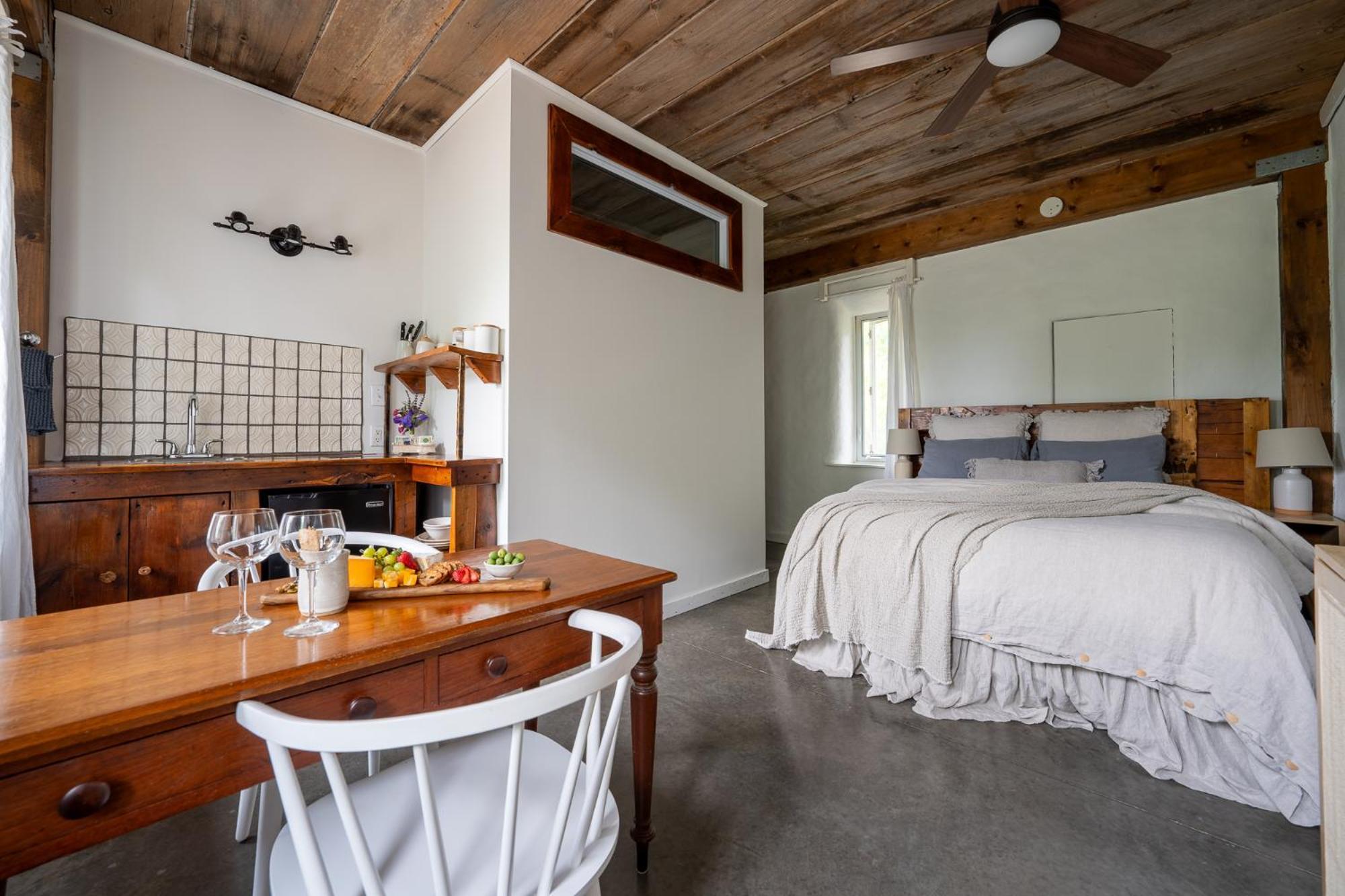 Owl'S Nest Suites Carrying Place Экстерьер фото