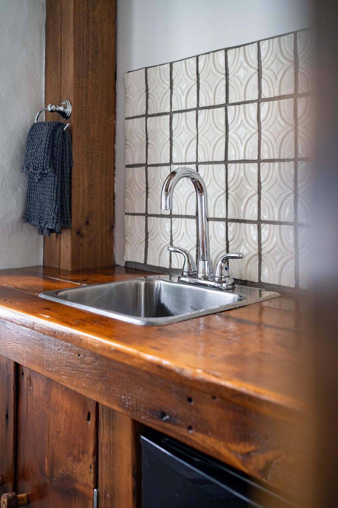 Owl'S Nest Suites Carrying Place Экстерьер фото