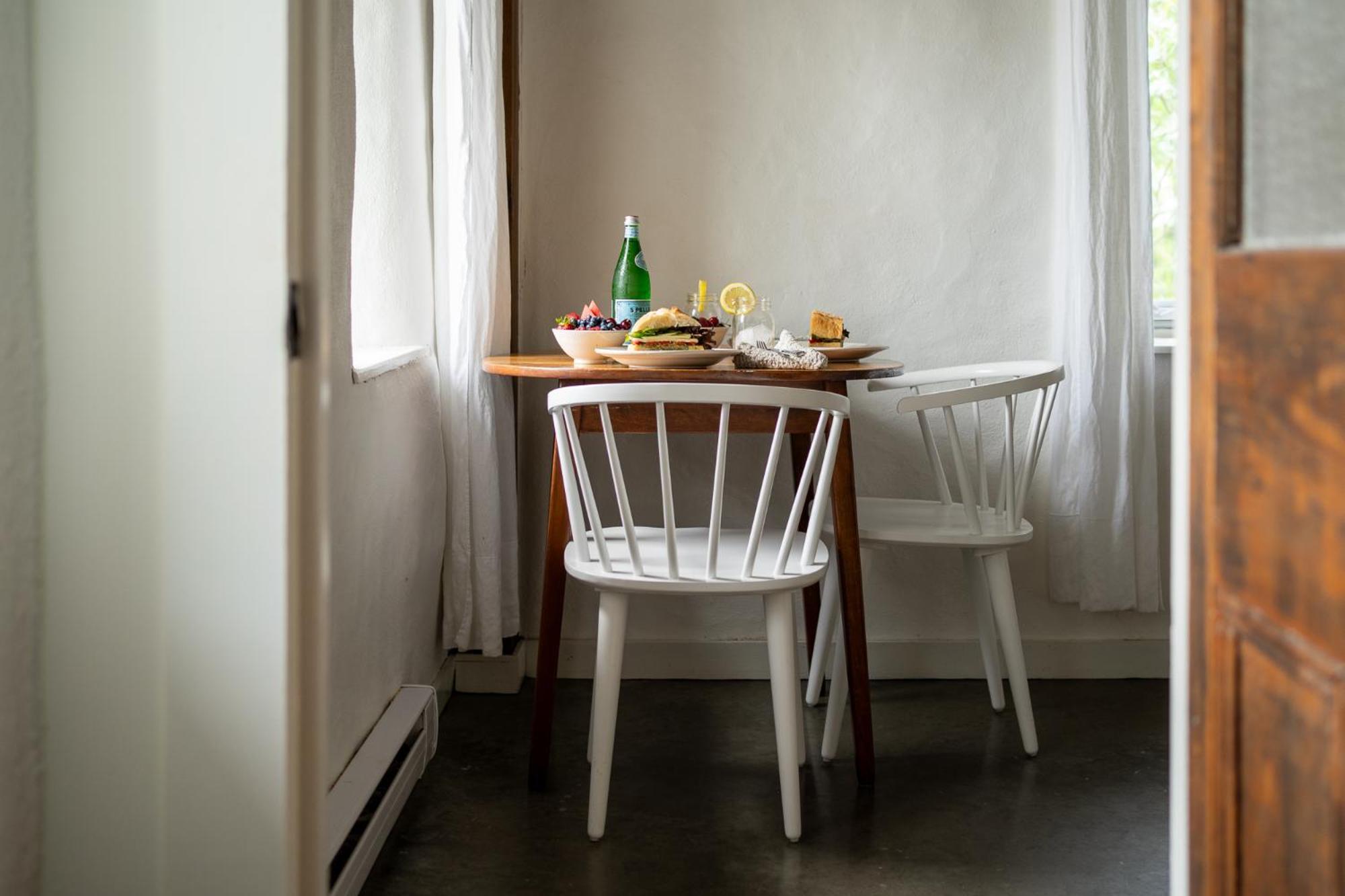 Owl'S Nest Suites Carrying Place Экстерьер фото