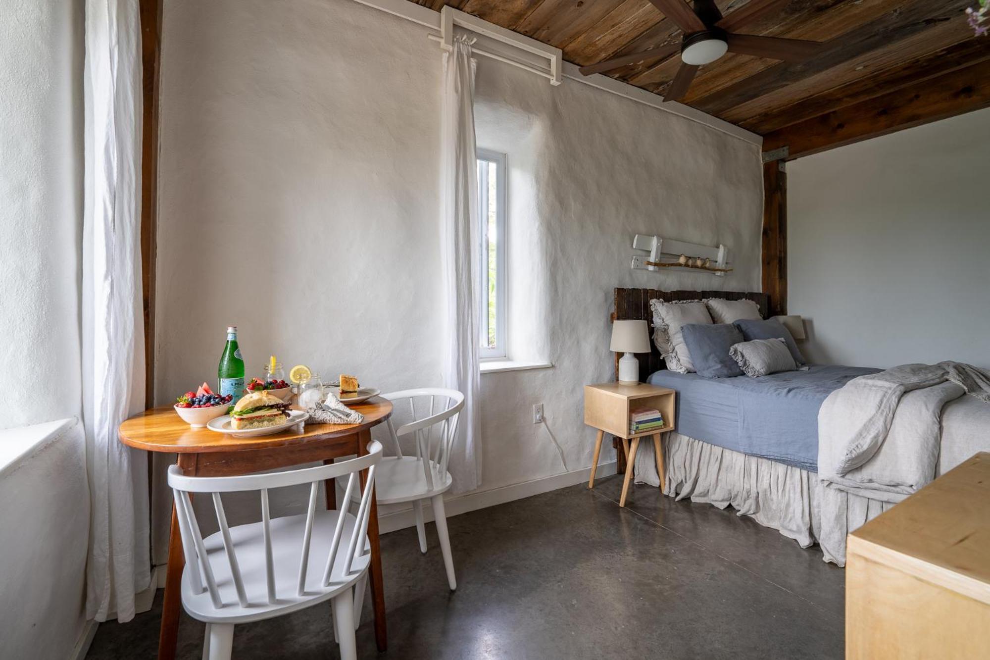 Owl'S Nest Suites Carrying Place Экстерьер фото