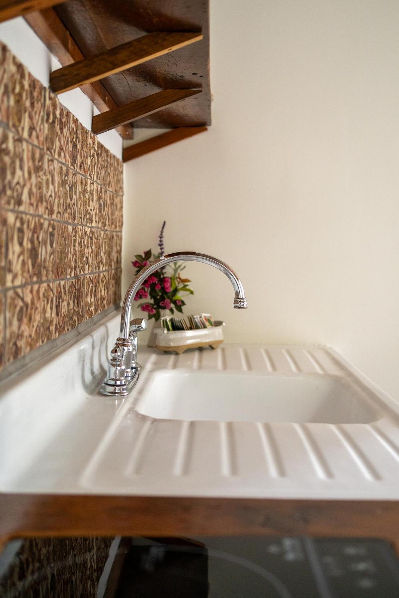 Owl'S Nest Suites Carrying Place Экстерьер фото