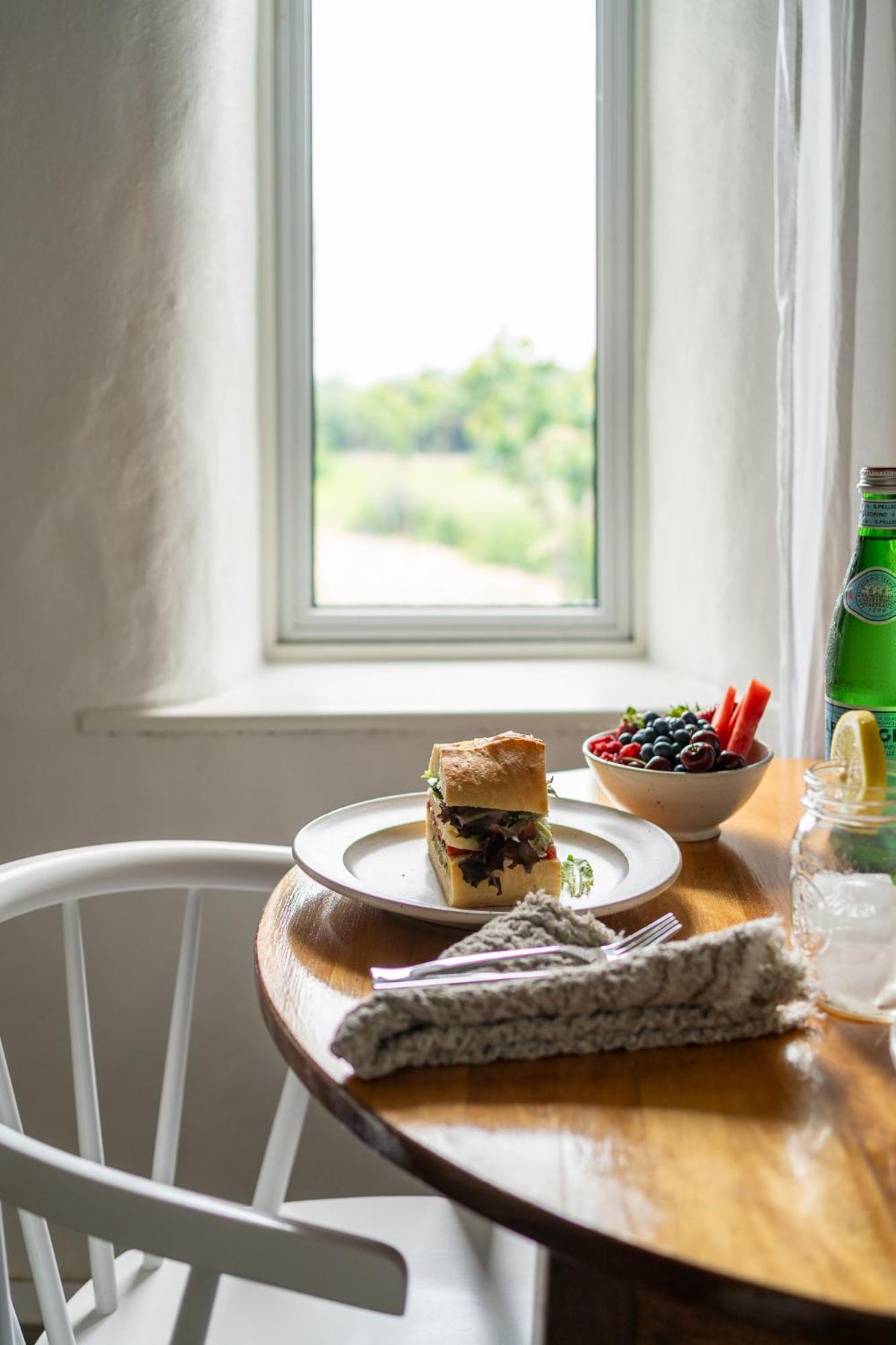 Owl'S Nest Suites Carrying Place Экстерьер фото