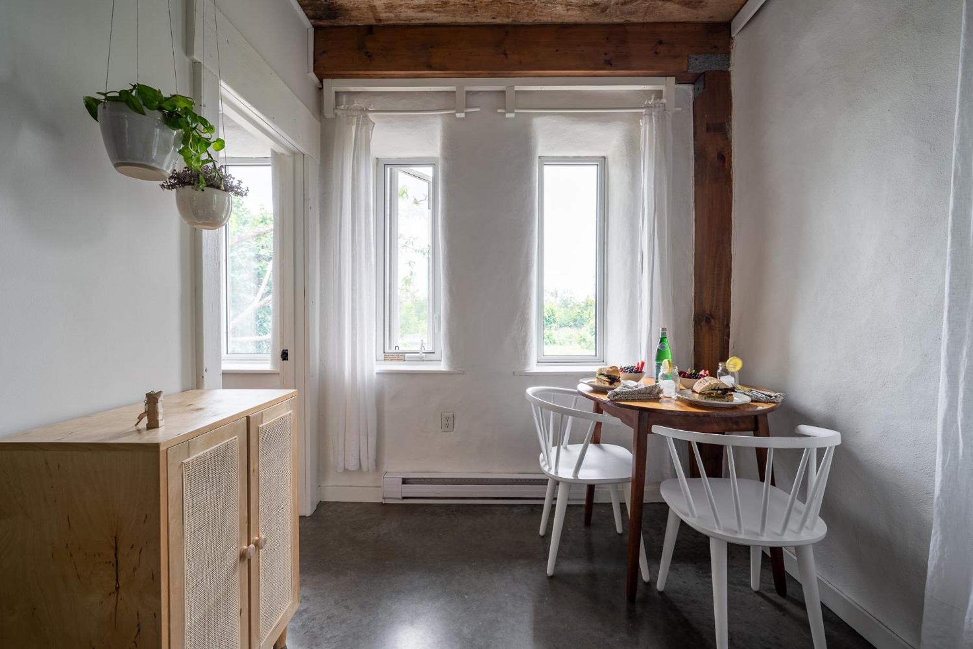 Owl'S Nest Suites Carrying Place Экстерьер фото