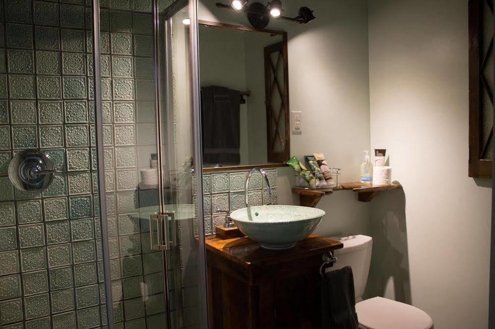 Owl'S Nest Suites Carrying Place Экстерьер фото